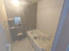 同仕様写真。1日の疲れを癒すくつろぎのバスルーム。足を伸ばしてもゆったりと入れるサイズです。お子様と一緒にお風呂に入っても狭くないですね^^