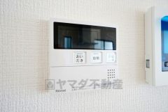キッチン横からお湯張り、追い炊き、足し湯がボタン一つで楽々操作できる給湯機リモコンです。忙しい夕飯準備の時間帯に重宝しますね。