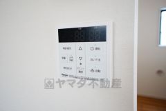 キッチン横からボタンひとつで操作が楽々。