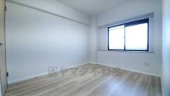 ご夫婦お二人のプライベートシーンを演出する寝室は、大容量のウォークインクローゼット付き。