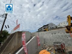 現地（2026年4月13日）撮影。ししぶ駅徒歩11分、天神行急行バス停徒歩8分とアクセス良好＾＾最新の設備で気持ちの良い新生活を送りませんか。