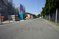 現地（2025年4月17日）撮影。前面道路は広く、車同士がすれ違うスペースが十分にあります。
