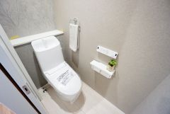 温水洗浄機付トイレです。節水機能もあるので、安心して使えますね。もちろん、1階2階の2ヶ所にトイレがあるので、忙しい朝にもゆとりができますね。