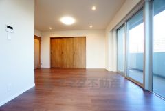 大きな窓のあるリビングは、陽光あふれる明るい空間です。居心地良く、ご家族皆がゆったり寛げる憩いの空間となりそうです。