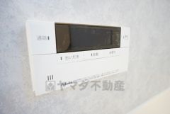 湯量・湯温の設定、そして保温までワンタッチのフルオートバス。便利な追い炊き機能付きです。