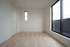 同仕様写真。住む人のこだわりを活かす洋室。日当たりがよく、寝室としての利用もおすすめ。広めのクローゼットには荷物をすっきり片付けられ、ゆとりのある暮らしが出来ます＾