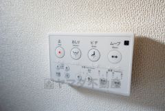 壁リモコンタイプのウォシュレット付き。すっきりした見た目で、トイレ奥の掃除もしやすいです。