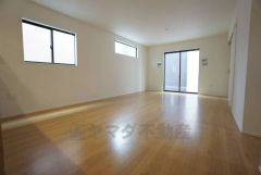 大きな窓のあるリビングは、陽光あふれる明るい空間です。居心地良く、ご家族皆がゆったり寛げる憩いの空間となりそうです。