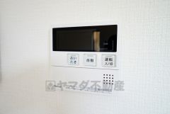 キッチン横からお湯張り、追い炊き、足し湯がボタン一つで楽々操作できる給湯機リモコンです。忙しい夕飯準備の時間帯に重宝しますね。