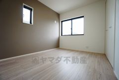 同仕様写真。2面採光を確保した明るい室内は、風通しも良く、大変居心地の良い空間となっております。爽やかな風を感じて起きる朝は、快適生活の始まりに。