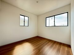 2面採光を確保した明るい室内は、風通しも良く、大変居心地の良い空間となっております。爽やかな風を感じて起きる朝は、快適生活の始まりに。