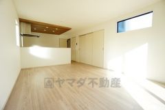 リビングは広々とした設計で、家族が集い、寛ぐ暮らしの空間を演出しています。思い思いの時間を過ごしたり、家族みんなで食事をしたり、素敵な団らんの場になりますね。