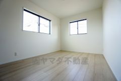 2面採光を確保した明るい室内は、風通しも良く、大変居心地の良い空間となっております。爽やかな風を感じて起きる朝は、快適生活の始まりに。