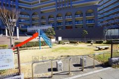 敷地内にはお子様が安心して遊べる公園スペースを設置。滑り台などの遊具やベンチが備えられ、住民同士の交流の場としても活躍します。