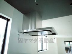 お手入れが簡単なスリム型レンジフードです。調理により発生する油煙や臭いを吸い込み、屋外へ排気してくれます。