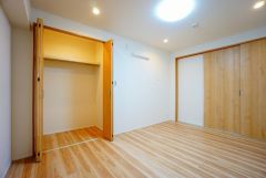 暖かい日差しが差し込む洋室。たっぷり収納できるクローゼット付きでお部屋の中をすっきりと快適に保てます。