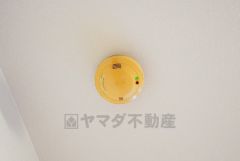 火災発生をいち早く知らせてくれる火災報知器は標準装備です。
