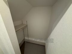 壁一面に設けた大容量のシューズクローゼットは実用性と機能性を兼ね備えています。急な来客でも、いつも整頓された玄関でお出迎えができます。