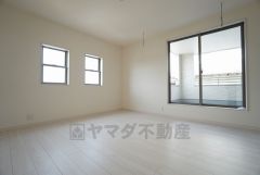 同仕様写真。寛ぎの時間を紡ぎだす主寝室は、大型ベッドを置いても余裕の広さを確保しています。