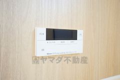 湯量・湯温の設定、そして保温までワンタッチのフルオートバス。便利な追い炊き機能付きです。