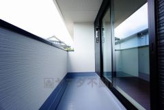 同仕様写真。陽当たりの良いバルコニーです。お洗濯やお布団干しはもちろん、日光浴スペースにも。足元は防水工事施工済です。
