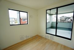 同仕様写真。寛ぎの時間を紡ぎだす主寝室は、大型ベッドを置いても余裕の広さを確保しています。
