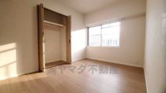 暖かい日差しが差し込む洋室。たっぷり収納できるクローゼット付きでお部屋の中をすっきりと快適に保てます。