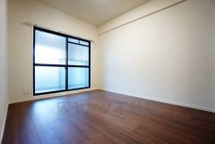 床の傷や汚れが目立ちにくいダークブラウンのフローリングは、部屋全体に落ち着きや重厚感をもたらしてくれます。