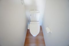 同仕様写真。温水洗浄機付トイレです。節水機能もあるので、安心して使えますね。もちろん、1階2階の2ヶ所にトイレがあるので、忙しい朝にもゆとりができますね。