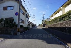 前面道路は広く、車同士がすれ違うスペースが十分にあります。落ち着いた住宅地内で快適な生活を実現してみませんか＾＾