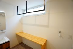 便利なランドリールーム。バスタオルや着替えなど置くことができる棚を設置。洗剤のストックも収納できます。