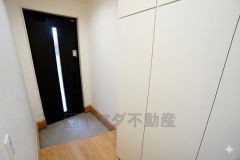 たっぷり収納できるシューズボックスです。家族全員の靴がきれいに整頓できます。