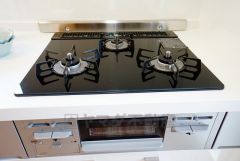 複数の調理を一度に行うことができる3口コンロ。効率よくお料理が出来ます。毎日のお料理も楽しくなりますね＾＾