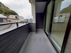 風通しも良く日当たり良好なバルコニーは、洗濯物を干すだけでなく、テーブルセットを置いて休日にブランチ、星を眺めながら晩酌もいいですね＾＾