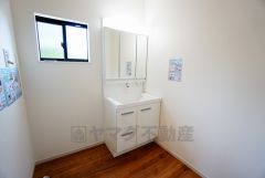 三面鏡つき洗面台。鏡裏にたっぷりとした収納スペースがあります。鏡を閉めてしまえば小物は見えないため、スッキリとした印象の洗面台にできます。