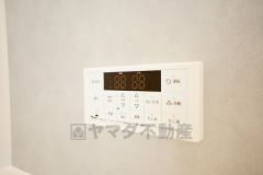 湯量・湯温の設定、そして保温までワンタッチのフルオートバス。便利な追い炊き機能付きです。