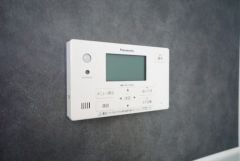 湯量・湯温の設定、そして保温までワンタッチのフルオートバス。便利な追い炊き機能付きです。