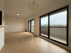 大きな掃き出し窓のあるリビングは、陽光あふれる明るい空間です。ゆったりと寛げる憩いの場となりそうです。