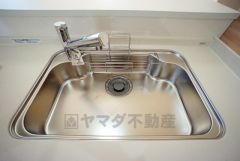 同仕様写真。広々とした凸型シンクに洗剤ポケットを標準装備。大きなお鍋など洗いやすいです。
