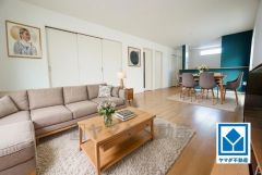 家具はイメージです。断熱性能の窓ガラスを採用。省エネ、光熱費カットにも貢献します。夏は涼しく、冬は暖かく快適に過ごせますよ＾＾