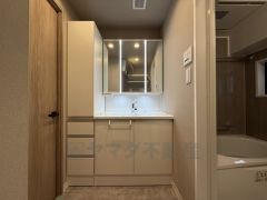 三面鏡裏収納付き洗面化粧台です＾＾ 歯磨きセットやスキンケア用品などの収納に便利ですね。 生活感も隠すことができ、来客時にも安心です。