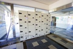 不在時でも荷物が受け取れる宅配ボックス完備。共働きの家庭や外出の多い方に便利。お子様の留守番中も安心ですね＾＾