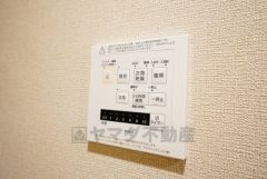 雨の日の洗濯も安心できる浴室暖房乾燥機付き浴室。リモコンで操作もボタン1つで簡単。