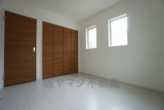 同仕様写真。住む人のこだわりを活かす洋室。日当たりがよく、寝室としての利用もおすすめ。広めのクローゼットには荷物をすっきり片付けられ、ゆとりのある暮らしが出来ます＾＾