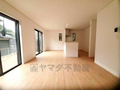 リビングは広々とした設計で、家族が集い、寛ぐ暮らしの空間を演出しています。思い思いの時間を過ごしたり、家族みんなで食事をしたり、素敵な団らんの場になりますね。