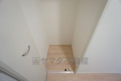 同仕様写真。物が散らかりやすいリビングに収納スペースを確保。書類や雑貨をひとまとめにできまるため、お部屋をすっきりさせることが出来ます。