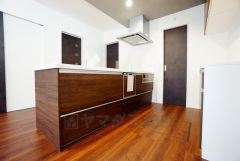 同仕様写真。リビングにいるお子様を見守りながらお料理ができる対面キッチン。カウンタートップの汚れもサッと拭き取ることができ、お掃除ラクラク＾＾