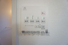 同仕様写真。浴室暖房乾燥機付き。天候に左右されず、いつでも好きなときに洗濯物を干せるので、仕事や家事で忙しい方に重宝します。