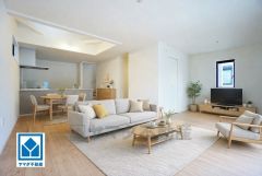 家具はイメージです。リビングは広々とした設計で、家族が集い、寛ぐ暮らしの空間を演出しています。思い思いの時間を過ごしたり、家族みんなで食事をしたり、素敵な団らんの場になりますね。