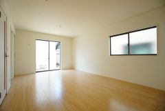 大きな掃き出し窓のあるリビングは、陽光あふれる明るい空間です。ゆったりと寛げる憩いの場となりそうです。